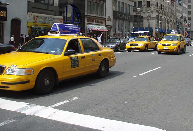 Taxibilar på en gata i New ork